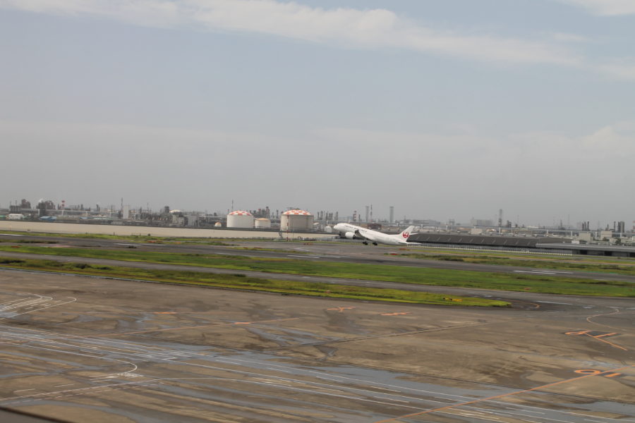 飛行機の離発着が見えるスタバ